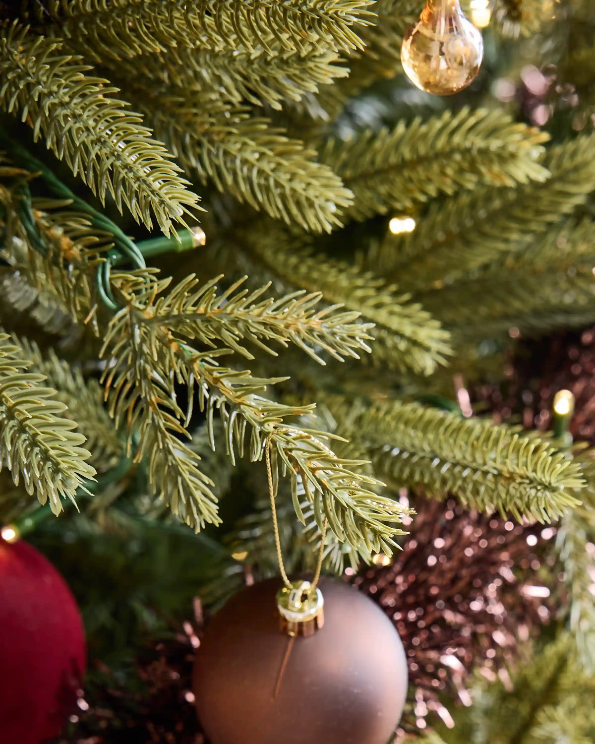 Spruce Artificial Christmas Tree: Lit